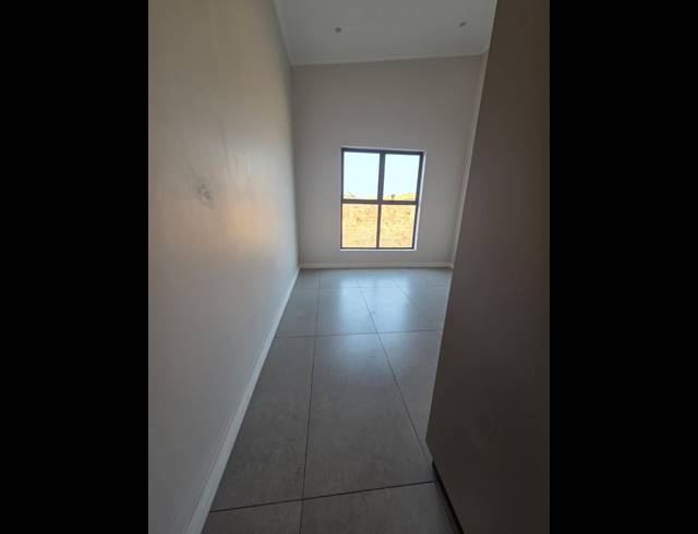 3 BEDROOM FREEHOLD FOR SALE IN PALM LAKES ESTATE